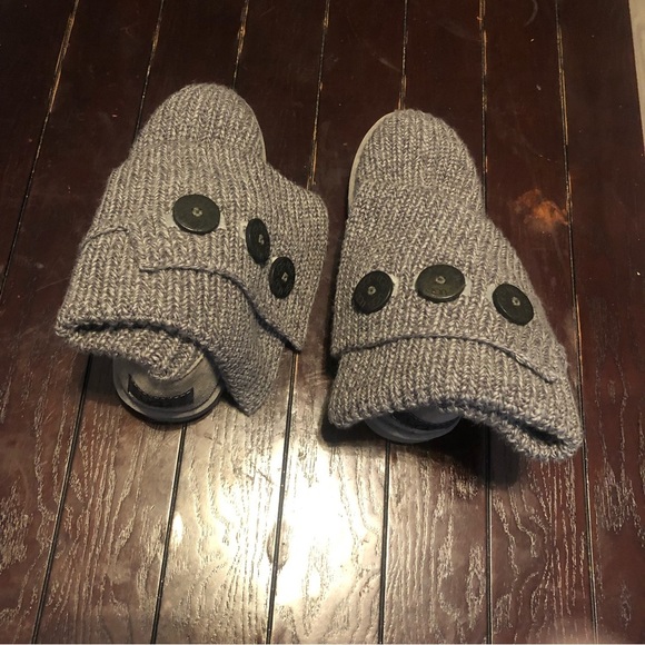 UGG Classic Cardy knitted sweater 3 button fold over boots.Silver color. Size: 8 - Picture 8 of 16